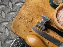 tagliere in legno e attrezzature da cucina vista dall'alto per il concetto di cibo foto