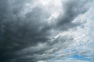 nuvole di pioggia e cielo nero con texture di sfondo foto