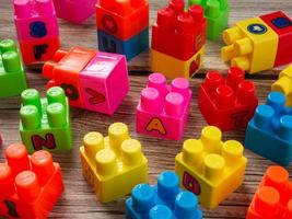 blocco di plastica multicolore per bambini o concetto di costruzione foto