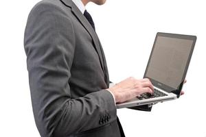 uomo d'affari che tiene laptop isolato su sfondo bianco. foto