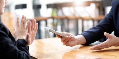 corruzione e corruzione, manager dell'uomo d'affari che rifiuta di ricevere denaro dall'uomo d'affari che passa banconote da un dollaro per trattare il contratto foto