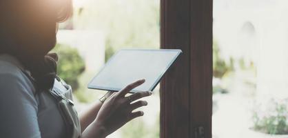 mani di donna che tengono tablet digitale con schermo vuoto vuoto per il tuo messaggio di testo foto