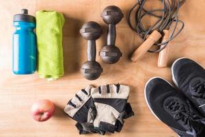 vista dall'alto di cose sportive su sfondo tavolo in legno, concetto di stile di vita fitness foto