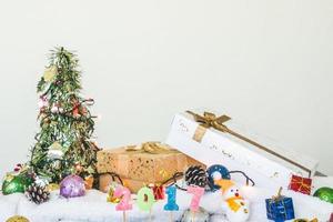 scatole regalo con decorazioni natalizie sul tavolo. foto