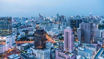 area commerciale con edificio alto di notte, bangkok, thailandia foto