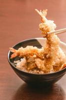 tempura con riso in una ciotola, cibo giapponese foto