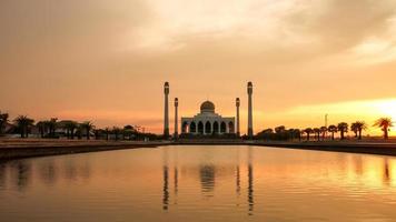 tramonto alla moschea centrale, songkhla, tailandia. foto