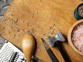 tagliere in legno e attrezzature da cucina vista dall'alto per il concetto di cibo foto