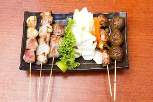 cucina giapponese alla griglia, carne allo spiedo giapponese, yakitori foto