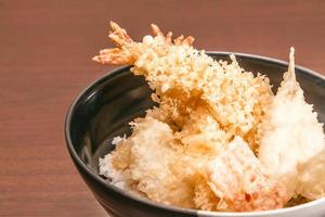 tempura con riso in una ciotola, cibo giapponese foto