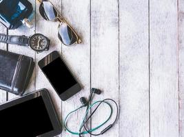 vista dall'alto di accessori e gadget maschili sul tavolo di legno. foto