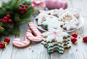 biscotti di natale e albero di natale foto