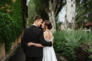 giovane coppia sposa e sposo in un abito corto bianco foto