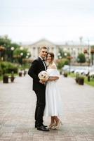 giovane coppia sposa e sposo in un abito corto bianco foto