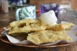 fuoco selettivo di un piatto di tempeh fritto e geblek con uno sfondo di una tazza di tè di piselli farfalla foto