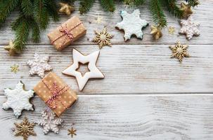 pino, scatole regalo e biscotti foto