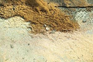 sabbia bagnata su asfalto. la sabbia giace a terra. foto