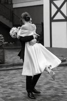 giovane coppia sposa e sposo in un abito corto bianco foto