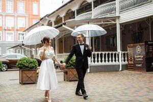 giovane coppia sposa e sposo in un abito corto bianco foto