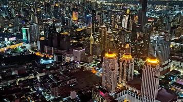 bangkok, Thailandia, 2022 - bangkok citiy scape a notte dall'alto dall'edificio baiyok. foto