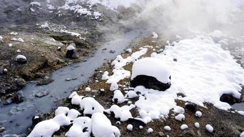primo piano pietra e flusso nella nebbia noboribetsu onsen foto