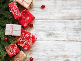 sfondo di natale con decorazioni e scatole regalo foto