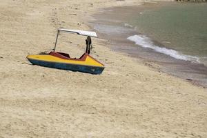 piccola barca sulla spiaggia. piccole barche sulla spiaggia perché l'acqua del mare diminuisce spiaggia sabbiosa a Sairee Beach, provincia di Chumphon foto