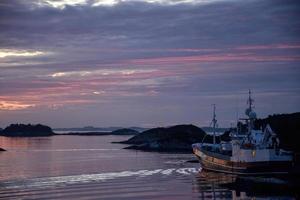 tramonto sul villaggio di pescatori norvegese entro l'estate 14 foto