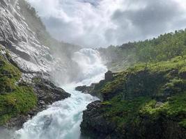 Vista della cascata di kjossfossen dalla fermata 3 della ferrovia flam myrdal foto