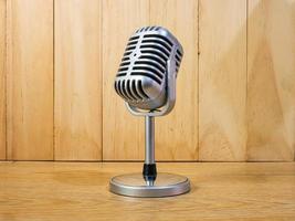 il microfono vintage sul tavolo di legno per podcast o concetto multimediale foto
