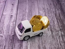 furgone bianco e monete d'oro per il concetto di affari o di trasporto foto
