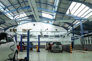 bandung, indonesia 19 gennaio 2022 officina riparazioni auto, auto servite alla stazione di servizio foto