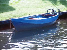 barca blu nel canale foto