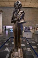 grande statua di khonsu, l'antico dio egizio della luna, al museo nazionale della civiltà egizia, nel quartiere fustat del vecchio cairo foto