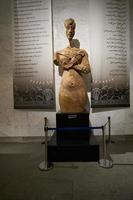 grande statua del faraone Akhenaton della XVIII dinastia al nuovo museo nazionale della civiltà egizia dell'egitto, nmec, nel quartiere fustat del vecchio cairo foto