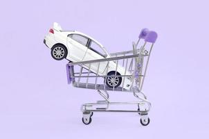 concetto di acquisto e leasing di auto. veicolo nel carrello foto