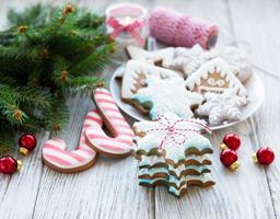 biscotti di natale e albero di natale foto