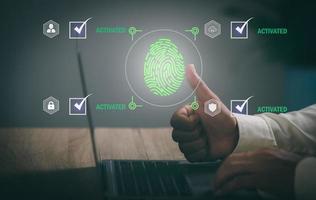 impronta biometrica tecnologia biometrica sblocca programmatore per accedere alle informazioni sulla privacy, innovativo concetto di autenticazione touch screen. , gestione della sicurezza e protezione con password digitale foto