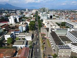 jakarta -indonesia, 17 maggio 2022 - bella vista aerea - traffico, edifici per uffici e appartamenti. foto