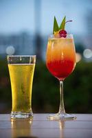 bicchieri di birra fresca e mai tai o mai thai in tutto il mondo favoriscono il cocktail al crepuscolo - bevanda alcolica dolce relax concetto di sfondo vacanza foto