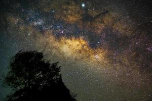 al centro della via lattea, affacciata su nebulosa lagunare, nebulosa trifida foto