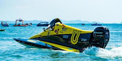 chonburi, Tailandia-26 novembre 2017 f3 barca con bel cielo e mare in barca a motore bangsaen 2017 alla spiaggia di bangsaen in tailandia foto