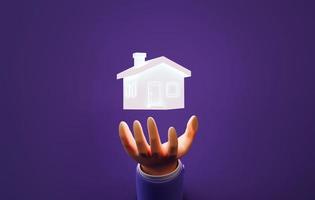 icona della casa luminosa sulla mano maschile su sfondo viola. foto