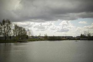 lago in caso di pioggia. stagno nel bosco. campagna. foto