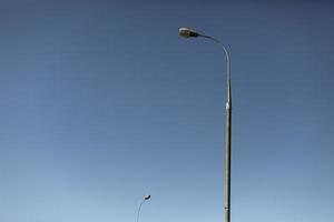 pilastro contro il cielo. apparecchio di illuminazione in città. palo con lampada. foto