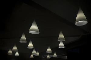 luce sul soffitto. interni nella modernità. design della luce per interni. foto