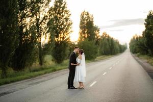 giovane coppia sposa e sposo in un abito corto bianco foto