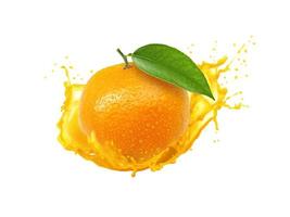 arancione con spruzzata isolata su sfondo bianco, ritocco fotografico di succo d'arancia foto
