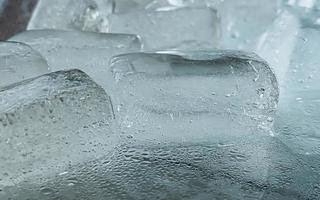 la forma del cubetto di ghiaccio è stata regolata per aggiungere colore, ti aiuterà a rinfrescarti e farti sentire bene. foto