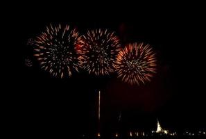 enormi e colorati fuochi d'artificio sulle risaie al tramonto. foto